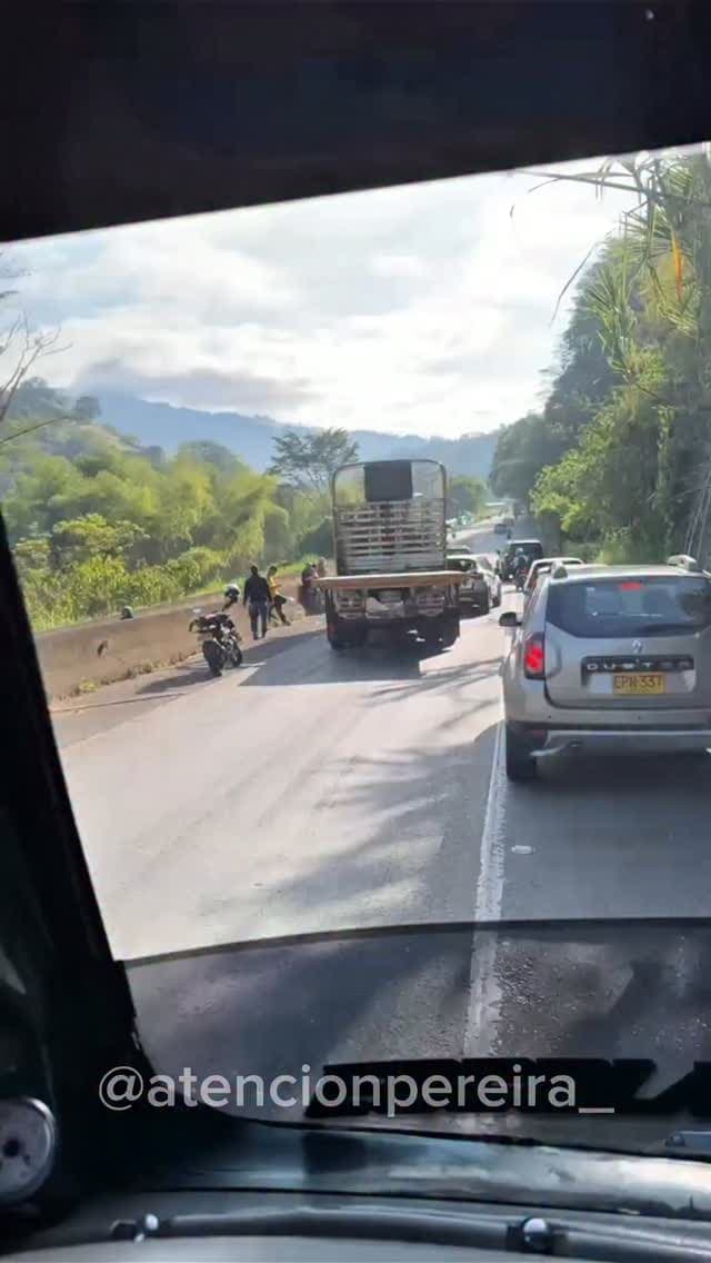 PEREIRA ⚠️🚨 SE REGISTRO 4CC1DENT3 MULTIPLE EN LA AV DEL POLLO, SENTIDO MERCASA-PARQUE INDUSTRIAL; SE PRESENTAN RETRASOS