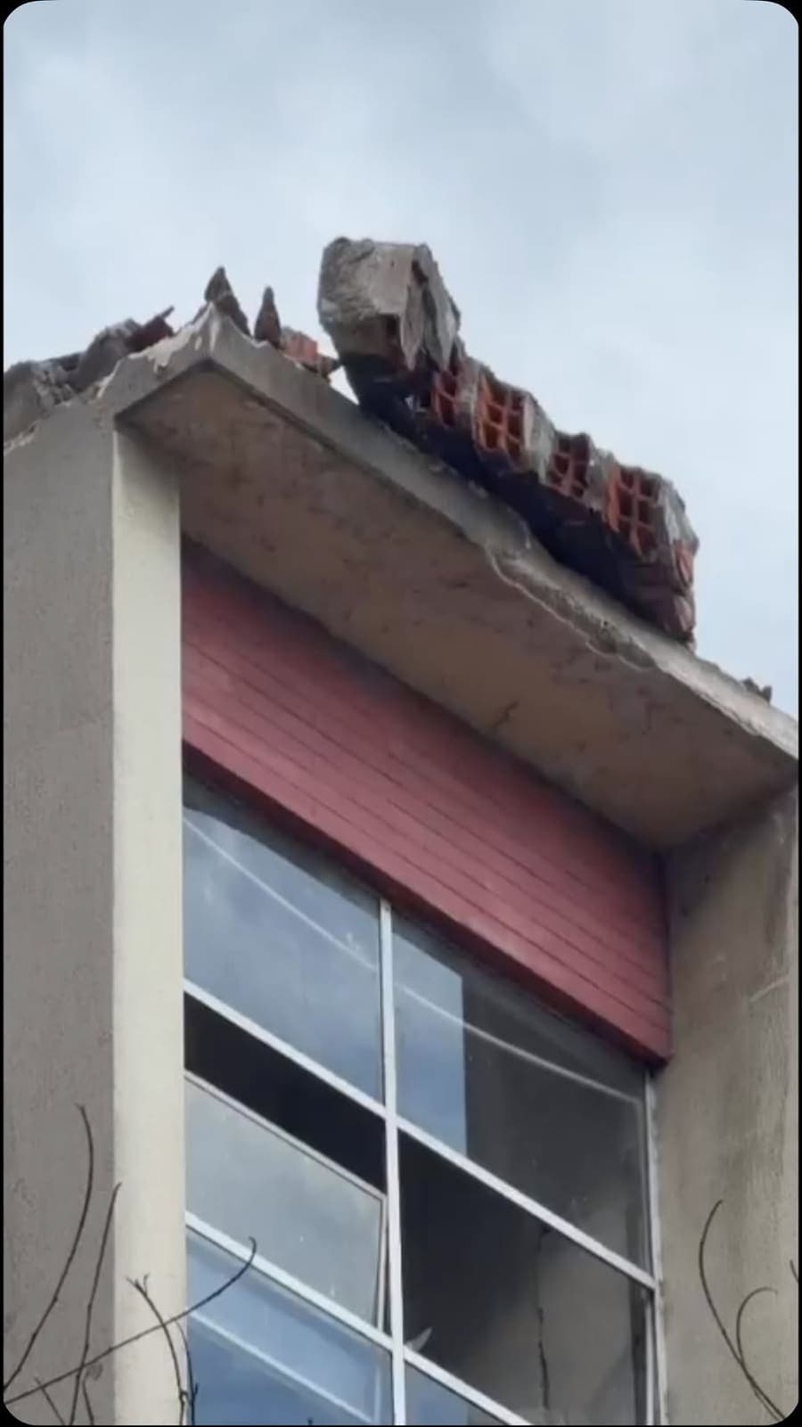 PEREIRA ⚠️🚨🏙️ COMUNIDAD ALERTA POR MURO EN RIESGO DE COLAPSO EN EL CENTRO DE PEREIRA; ORGANISMOS DE EMERGENCIA REALIZA
