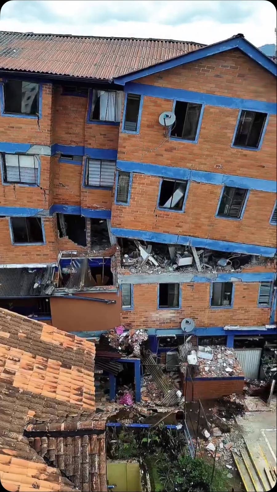 INICIAN DEMOLICIÓN DE QUINTAS DE JARDÍN COLONIAL EN DOSQUEBRADAS TRAS LOS DAÑOS DEL TERREMOTO La Alcaldía de Dosquebrada