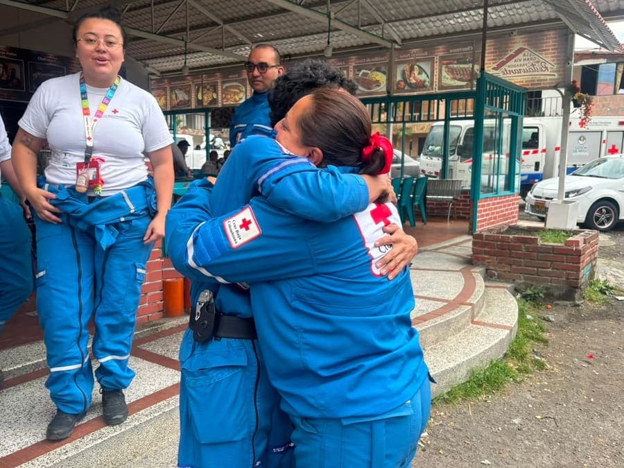 🤝 Un alto en el camino, un encuentro que nos recuerda por qué estamos aquí. En Cajamarca, Tolima, dos equipos de nuestr