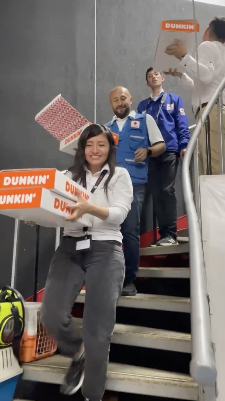 En medio de jornadas largas y noches de mucho trabajo, un detalle puede significar muchísimo. 🫶 Gracias a Dunkin’ por l